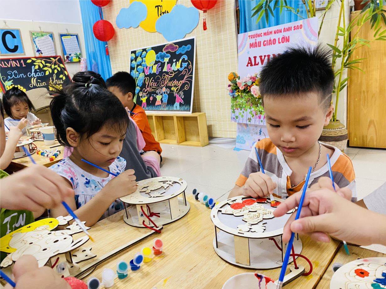 Alvin1 với hoạt động trong tuần Hôi  Tổng kết Trung thu trong mắt em  Bé trang trí đèn lồng